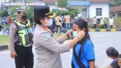 Lindungi Generasi Muda Dari Kabut Asap, Kapolres Samosir Bagikan Masker Gratis